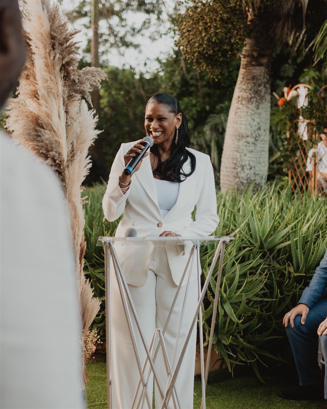 Nathalie Gadet, officiante, lors d'une cérémonie laïque en Guadeloupe